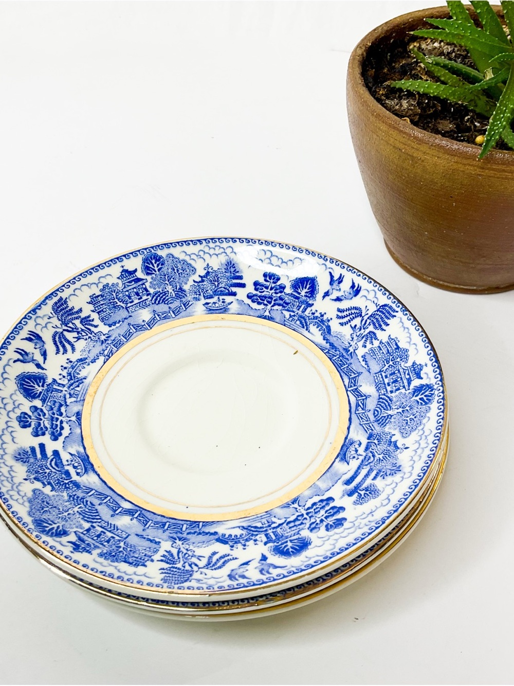 Blue Willow - Blue and White Porcelain Dessert Plates with Gold Trim - Set Of 3 - Picture 4 of 6